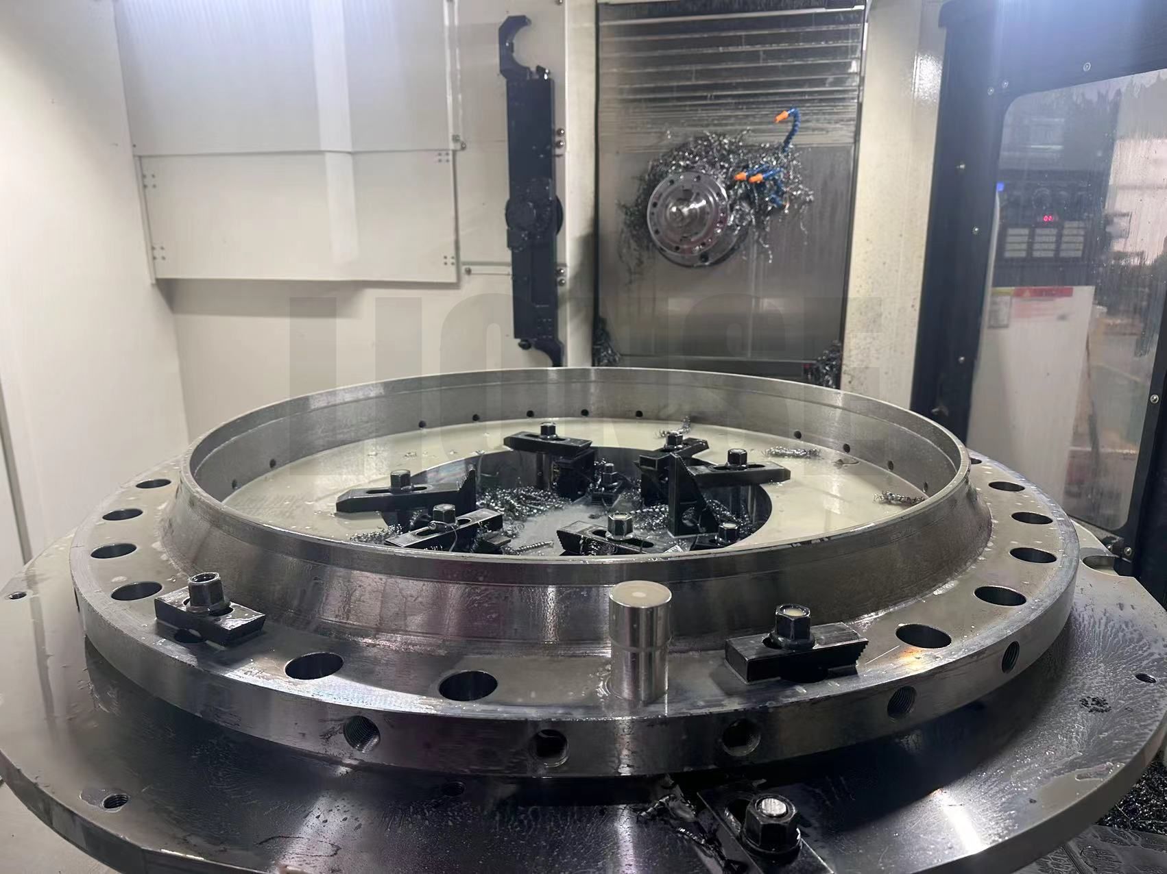 Kaip užtikrinti skylės vertikalumą gręžiant didelio skersmens flanšus?