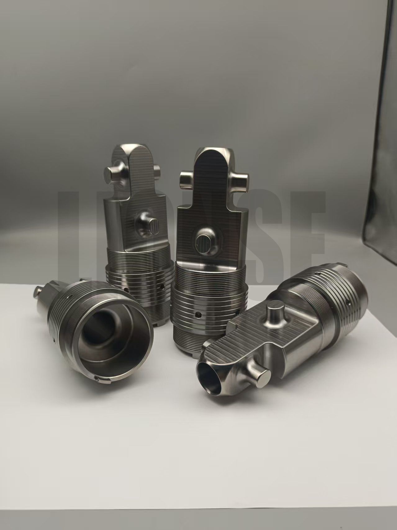 Titano mechaninės dalys bedugniui